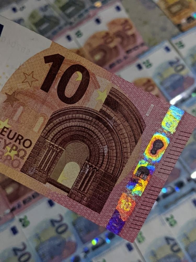 10 EURO BILLS