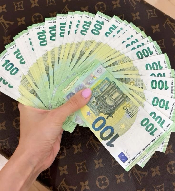 100 EURO BILLS
