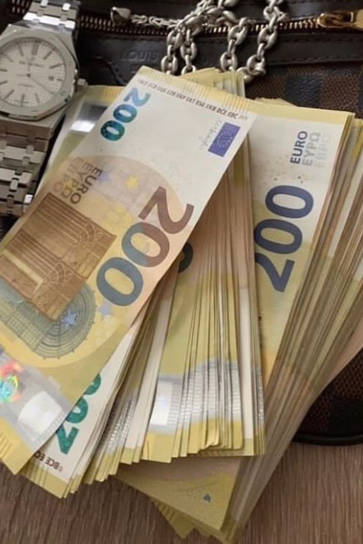 200 EURO BILLS